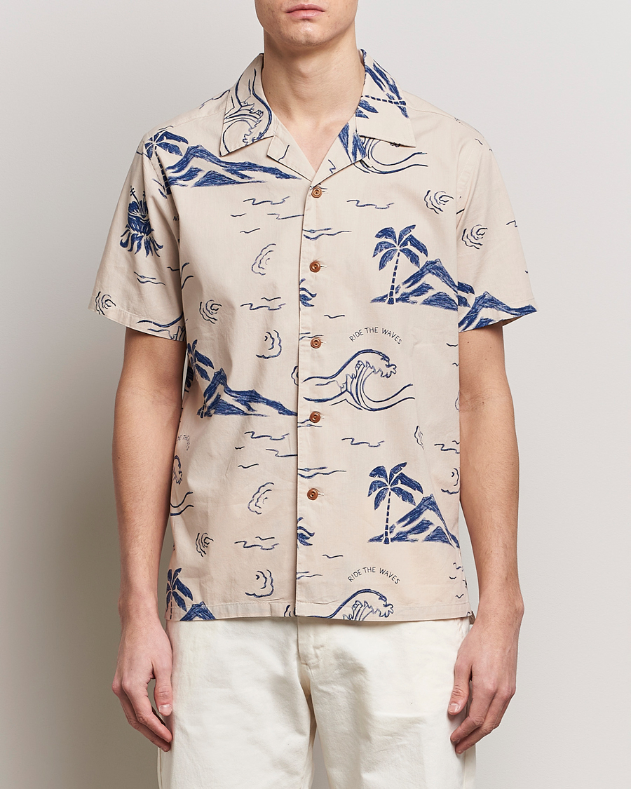 Herr | Kläder | Nudie Jeans | Arvid Printed Waves Hawaii Short Sleeve Shirt Ecru