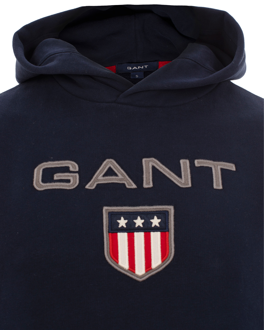 GANT Shield Hoodie Evening Blue hos CareOfCarl