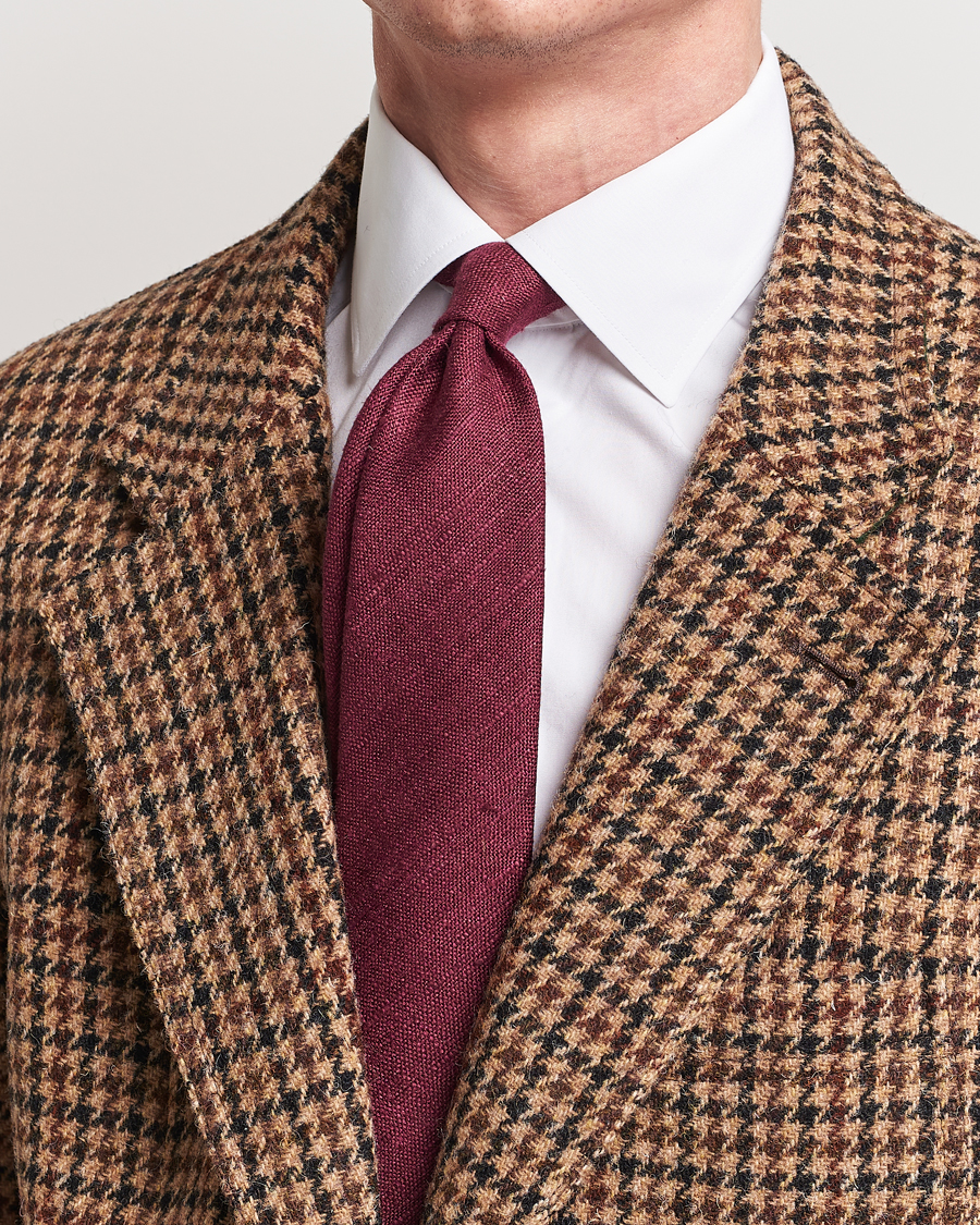 Herr |  | Drake\'s | Silk Tussah Handrolled Tie Wine