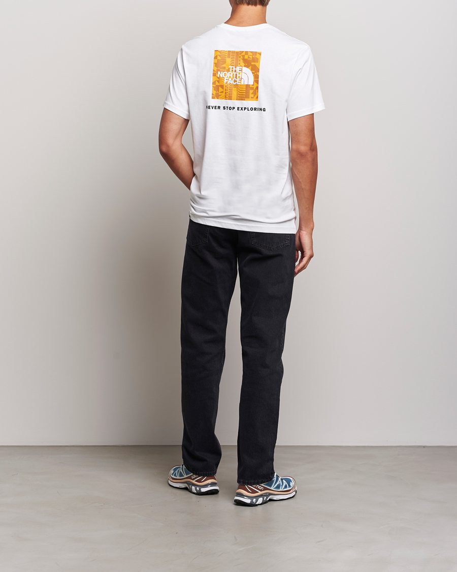 Herr | T-Shirts | The North Face | Redbox Tee White/Summit Gold