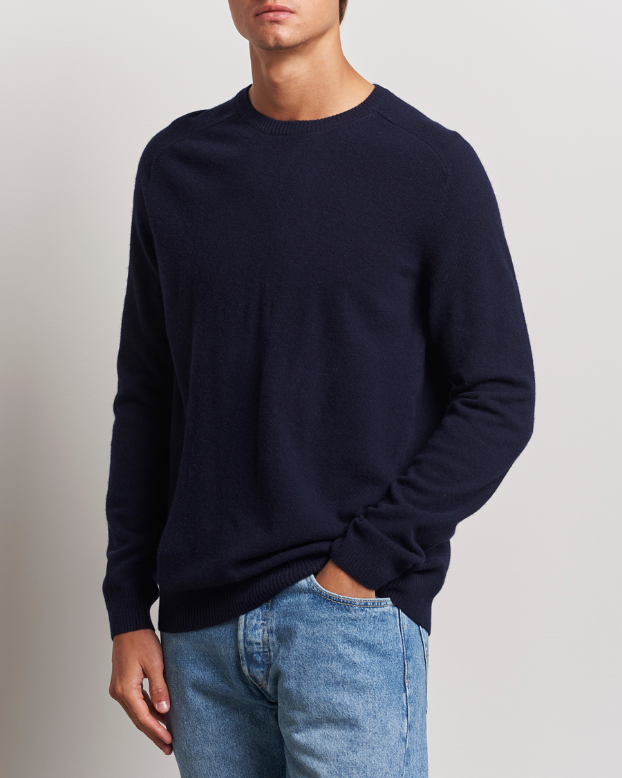 Herr | Stickade tröjor | KnowledgeCotton Apparel | Lambswool Roundneck Navy