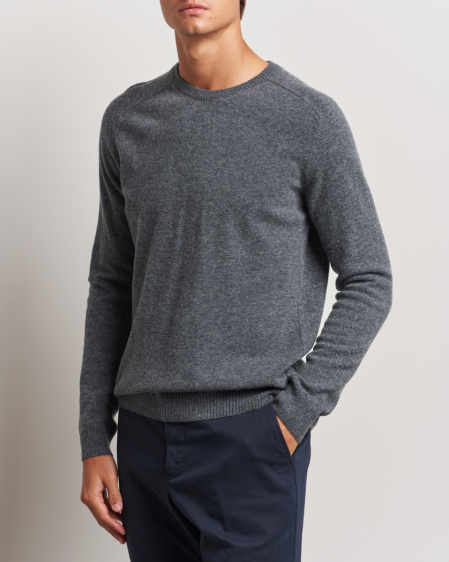 Herr | Stickade tröjor | KnowledgeCotton Apparel | Lambswool Roundneck Dark Grey