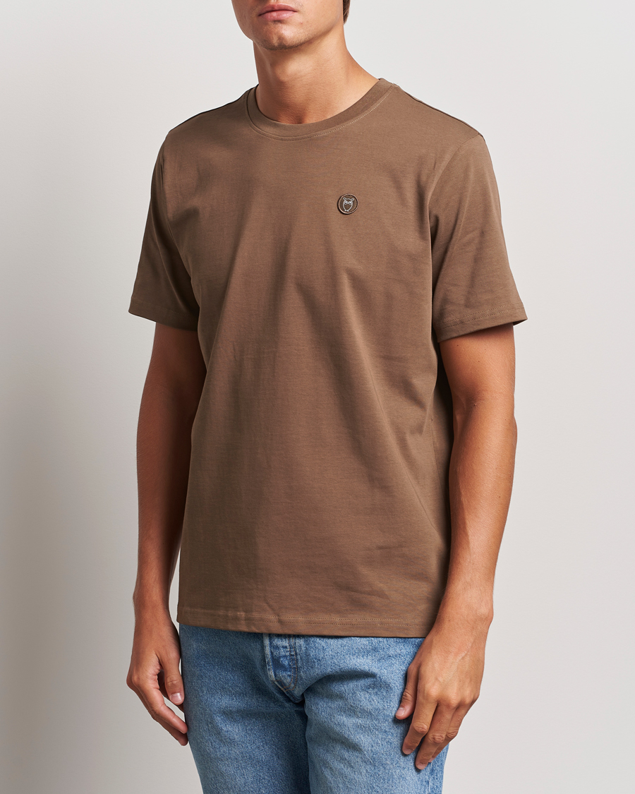 Herr | Kortärmade t-shirts | KnowledgeCotton Apparel | Loake Badge T-Shirt Brown