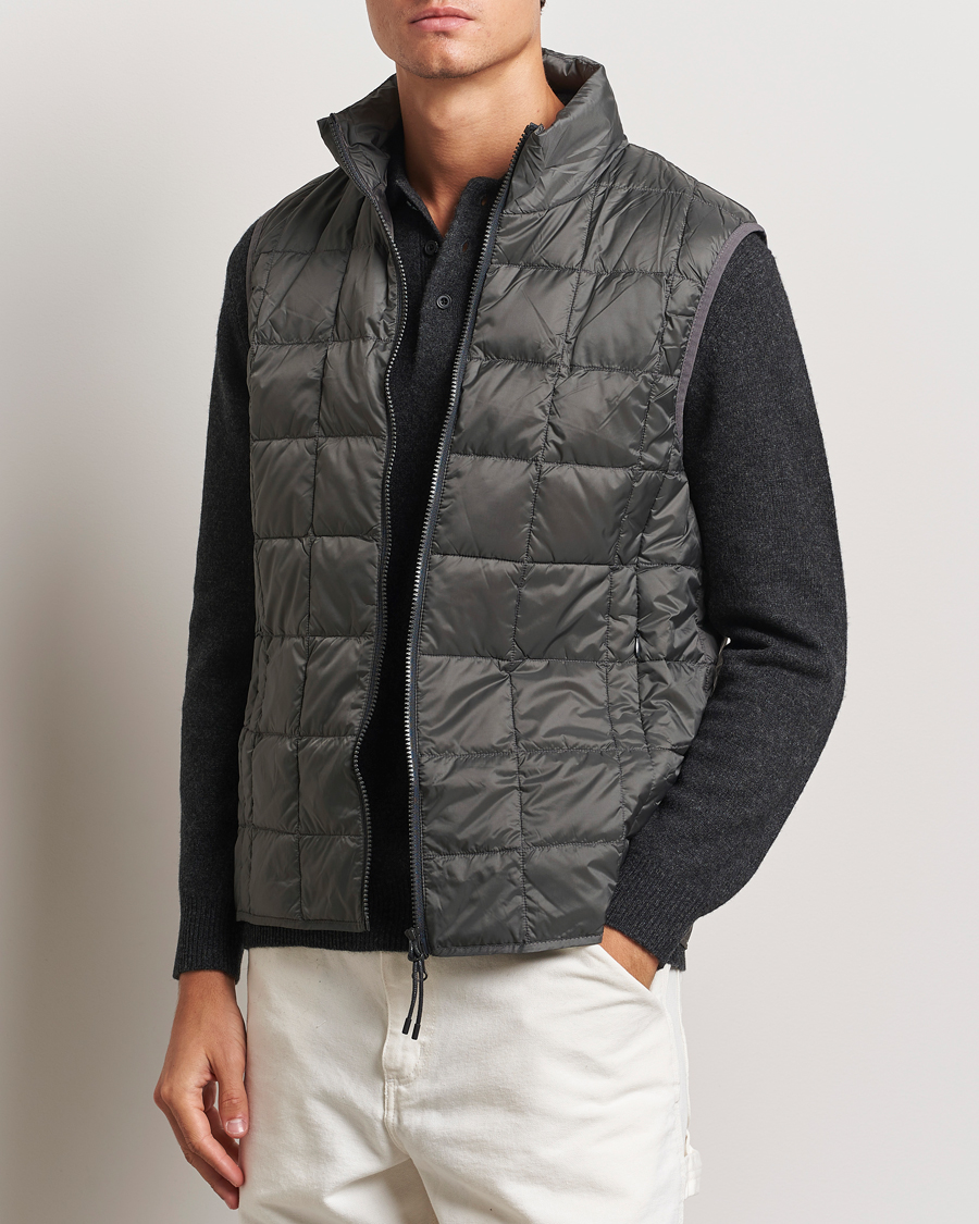 Herr | Västar | TAION | High Neck Full Zip Lightweight Down Vest Charcoal