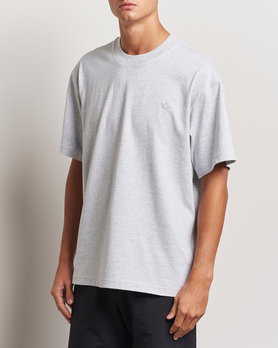 Herr |  | adidas Originals | Essential Crew Neck T-Shirt Light Grey