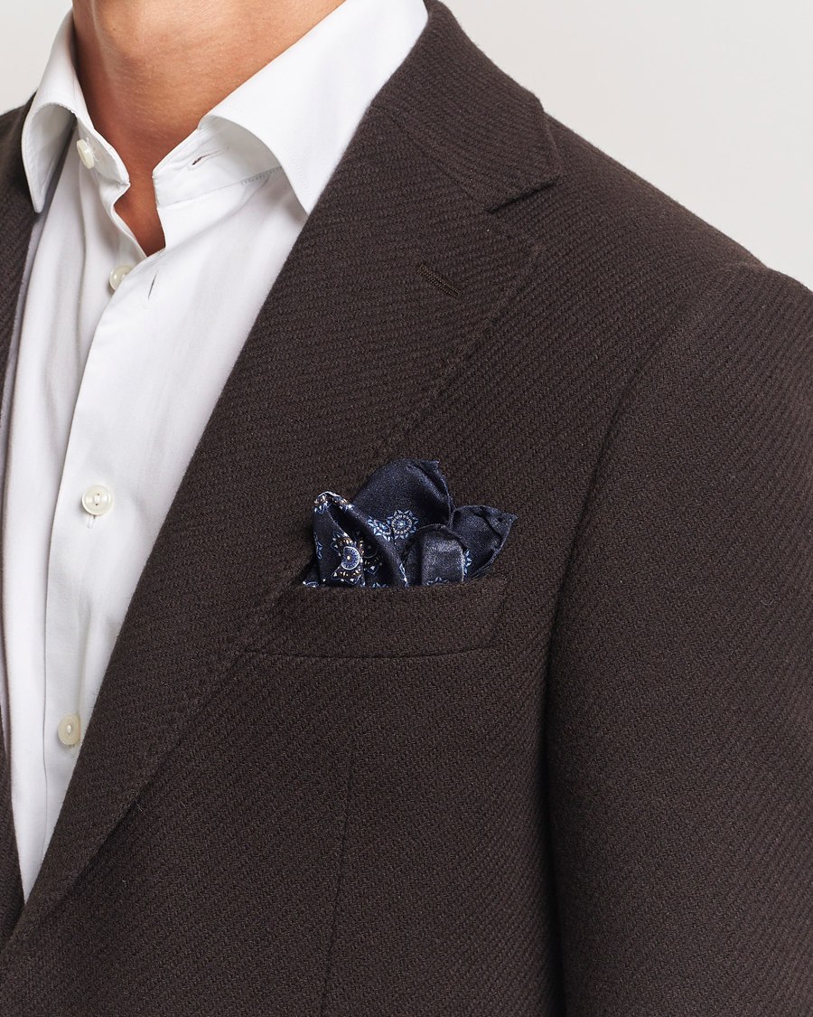 Herr |  | Amanda Christensen | Silk Twill Printed Flower Pocket Square Navy