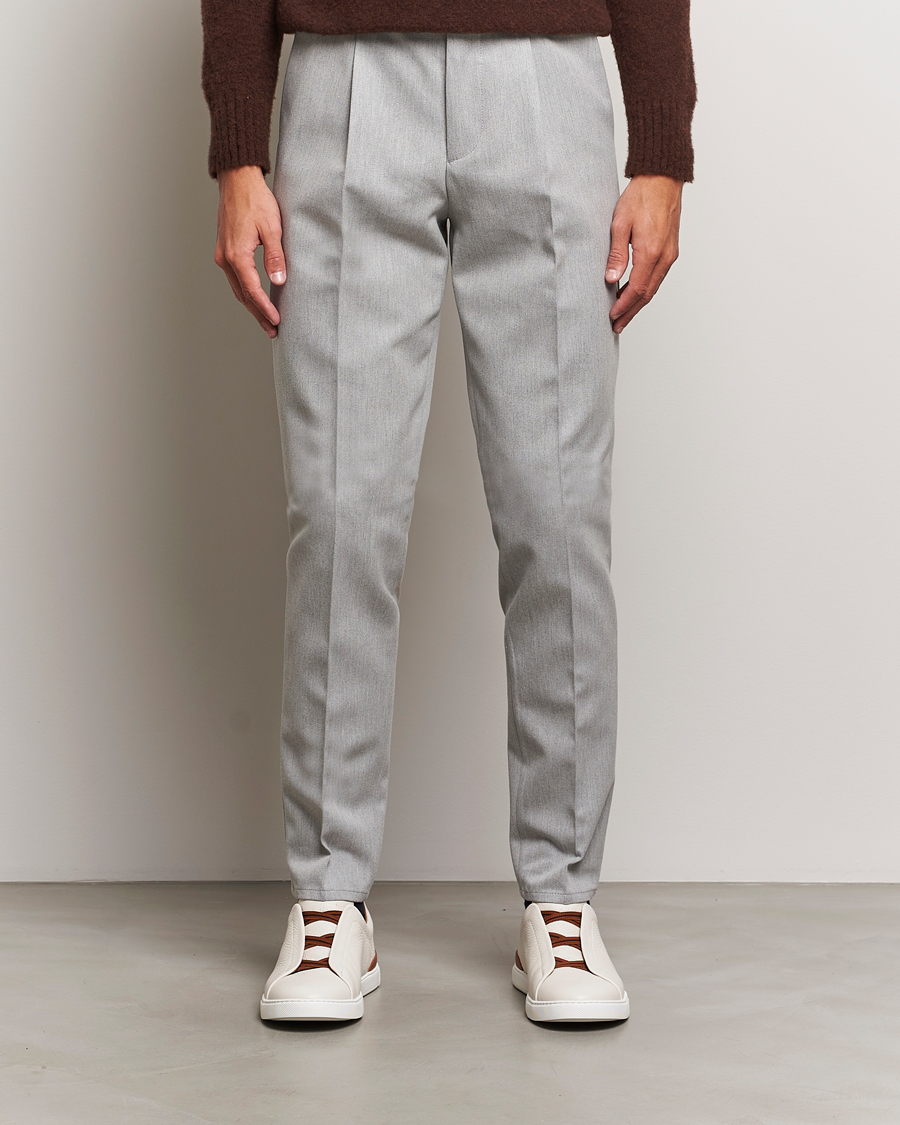 Herr | Luxury Brands | Brunello Cucinelli | Slim Fit Pleated Wool Trousers Light Grey