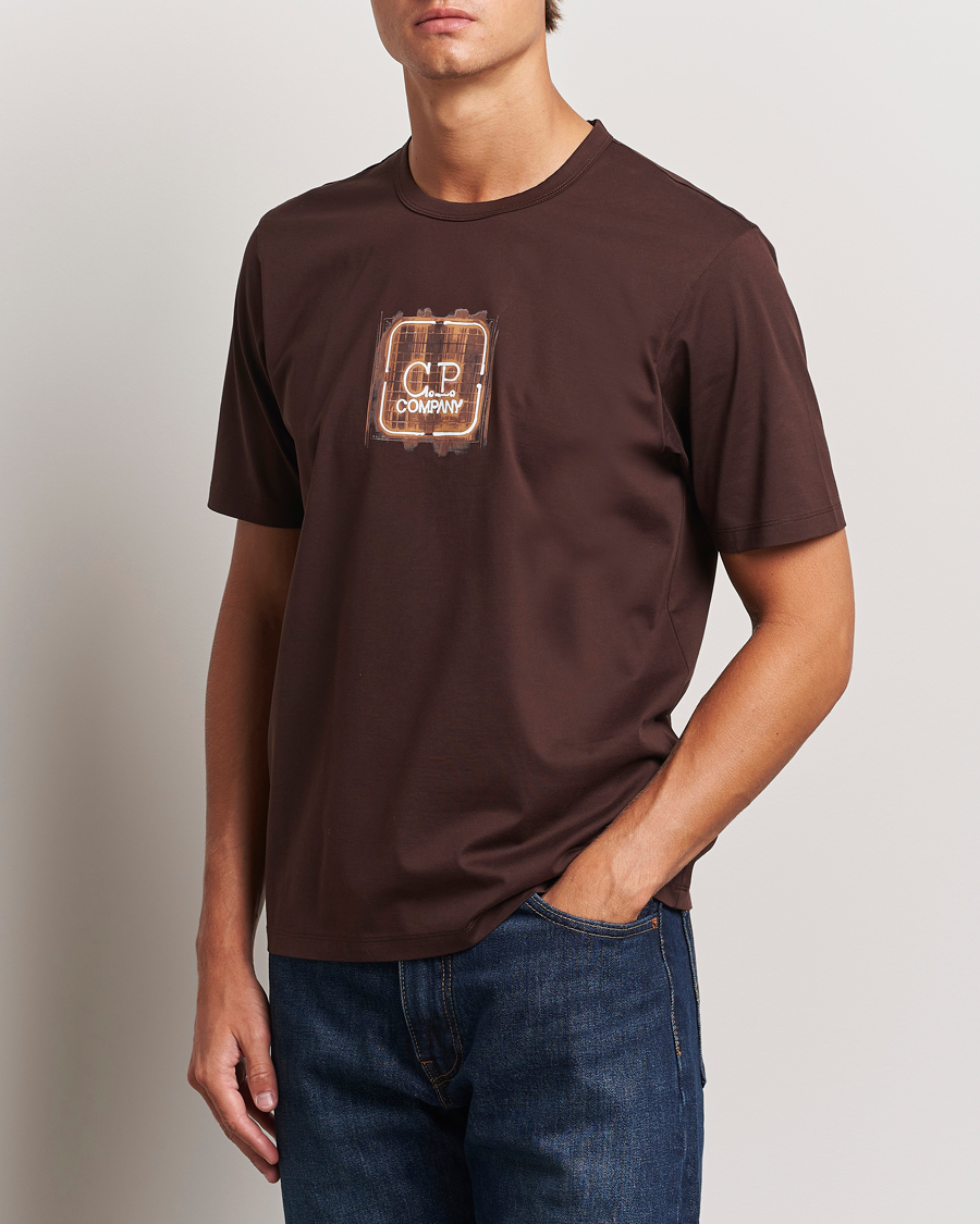 Herr |  | C.P. Company | Metropolis Mercerized Chest Logo T-Shirts Brown