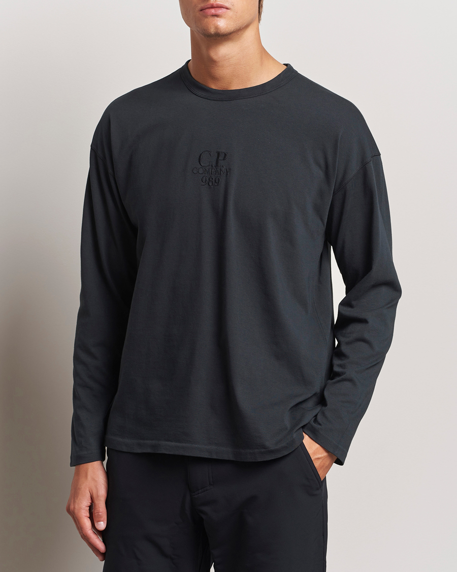 Herr |  | C.P. Company | Box Fit Tonal Logo Long Sleeve T-shirt Washed Black