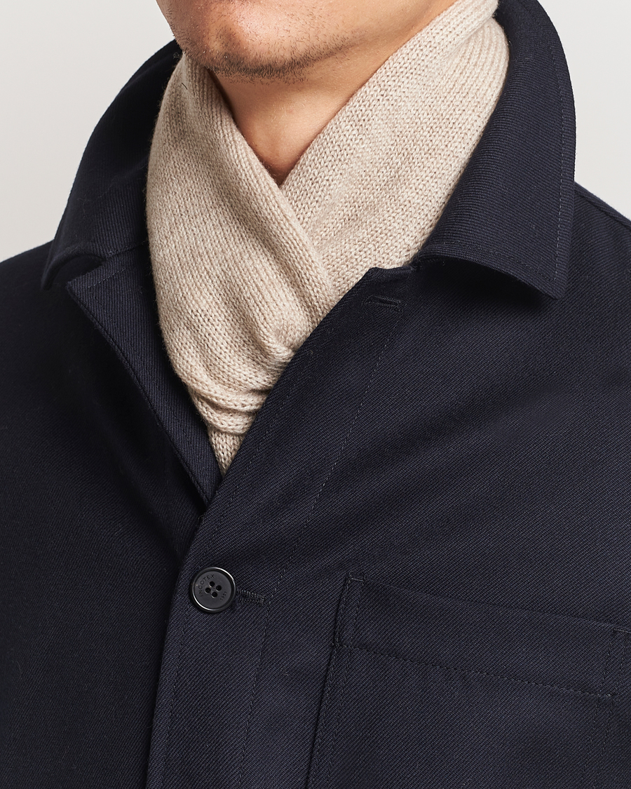 Herr |  | Piacenza Cashmere | Short Loop Cashmere Scarf Light Beige