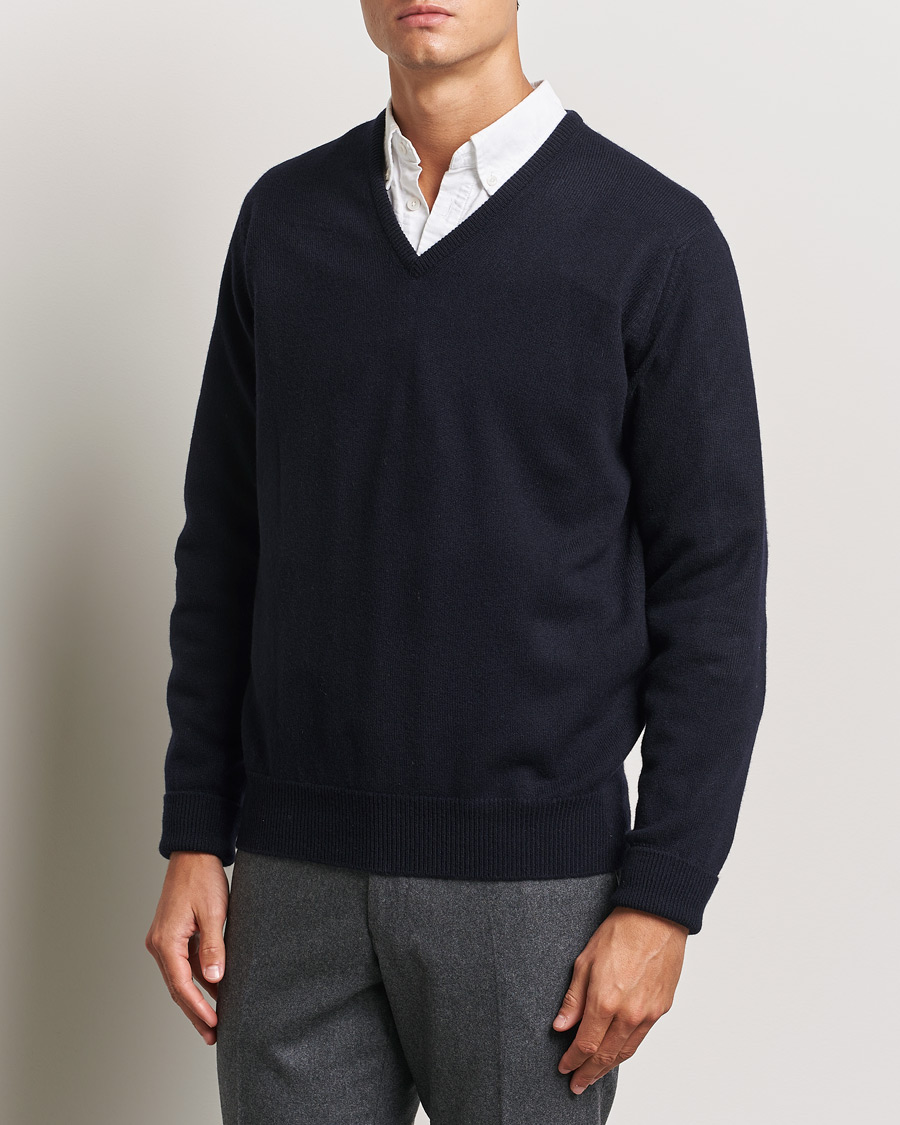 Herr | Pullover V-ringade | William Lockie | Rob Lambswool V-Neck Navy