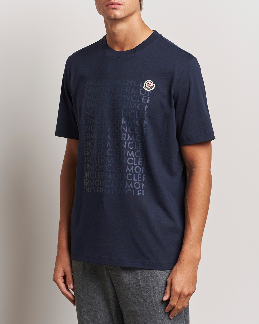 Herr |  | Moncler | All Over Lettering T-Shirt Navy