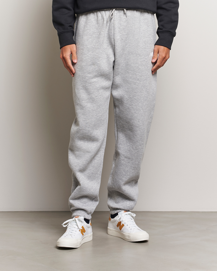 Herr | Mjukisbyxor | New Balance | Essentials Fleece Sweatpants Athletic Grey