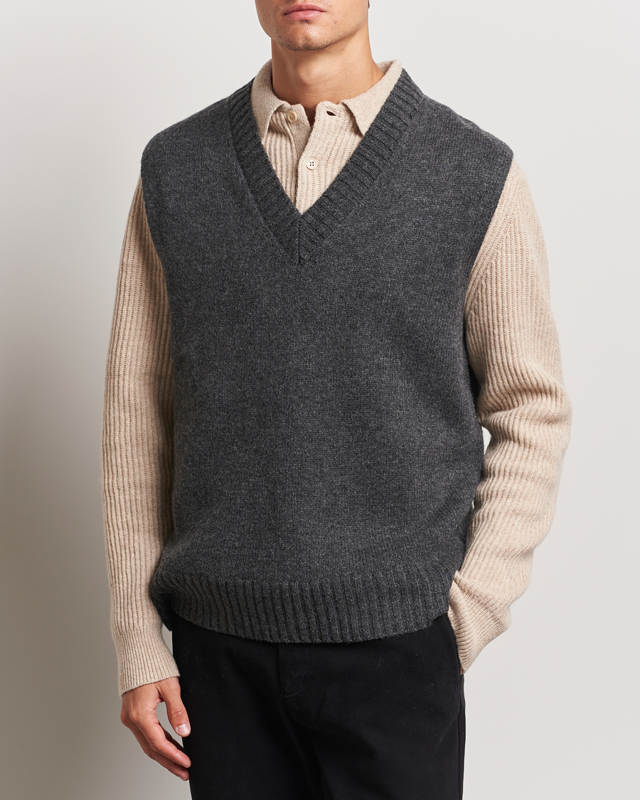 Herr | Västar & Slipovers | A Day\'s March | Wigtown Lambswool V-Neck Vest Charcoal