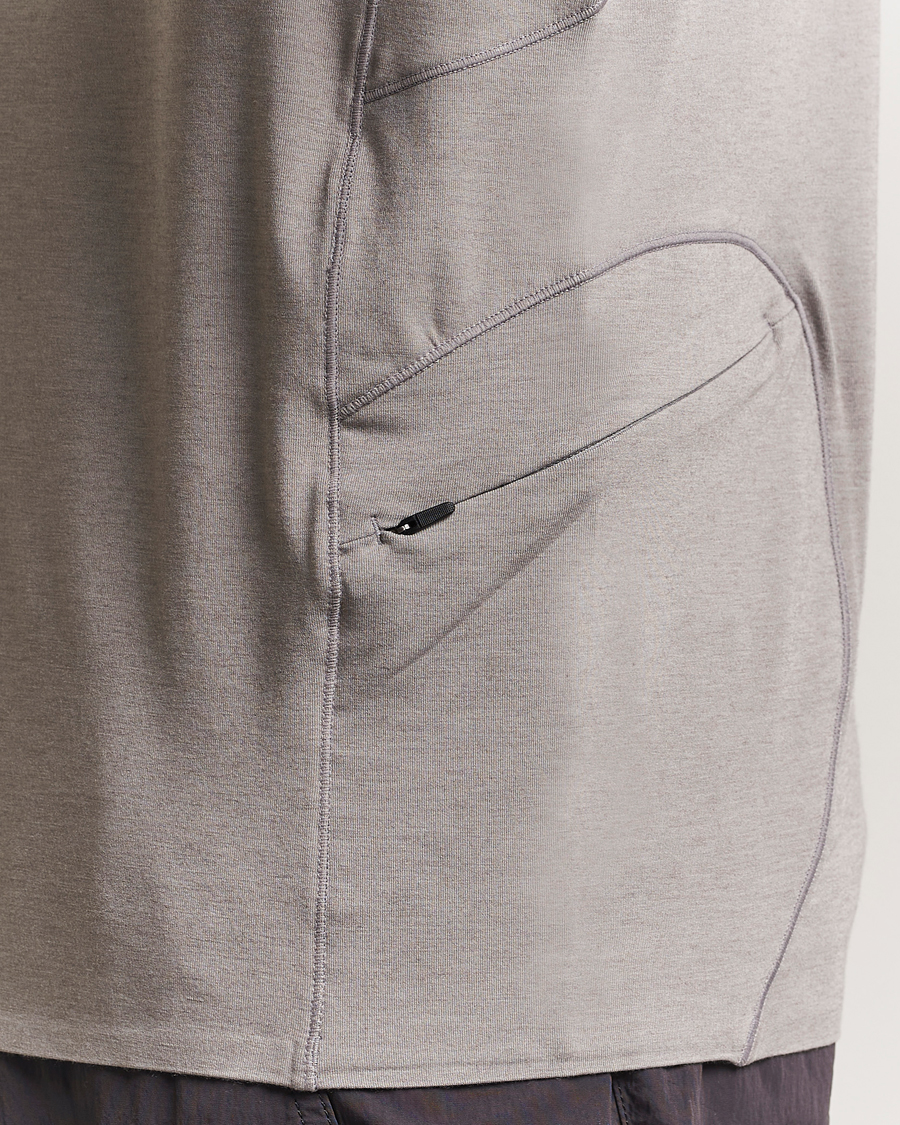 Herr | T-Shirts | Oakley | Latitude Flight Shell T-Shirt Cement